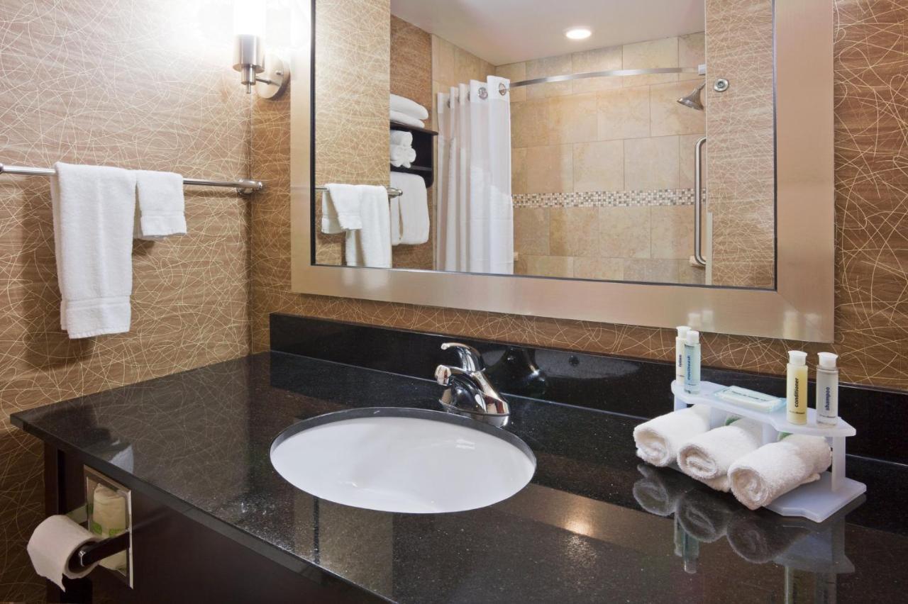Holiday Inn Express And Suites Rochester West-Medical Center By Ihg Exteriör bild