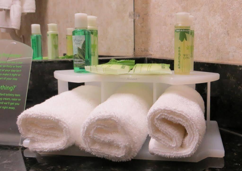 Holiday Inn Express And Suites Rochester West-Medical Center By Ihg Exteriör bild